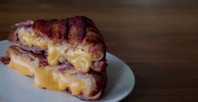 Porn food: embrulhe o queijo quente com bacon