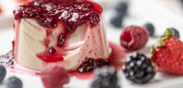 Aprenda a fazer uma panna cotta de frutas vermelhas bem fácil