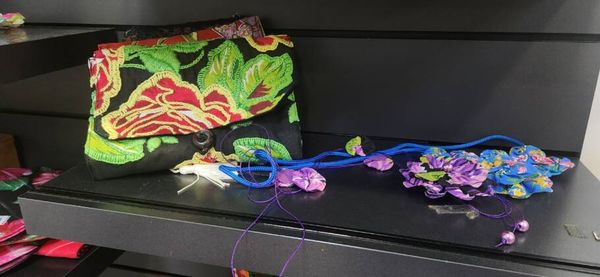 São bolsas, carteiras, roupas e acessórios criados com chita