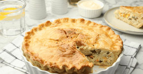 Essa torta de frango cremosa é fácil de fazer para o lanche da tarde