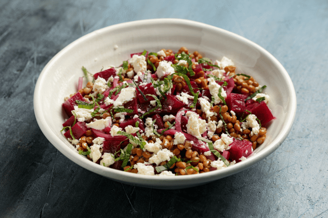 Salada de lentilha com beterraba e queijo feta (Imagem: DronG | Shutterstock)
