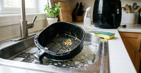 A cesta da air fryer ficou com gordura grudada: deixar a peça fria de molho em água morna facilita a limpeza sem raspar o revestimento