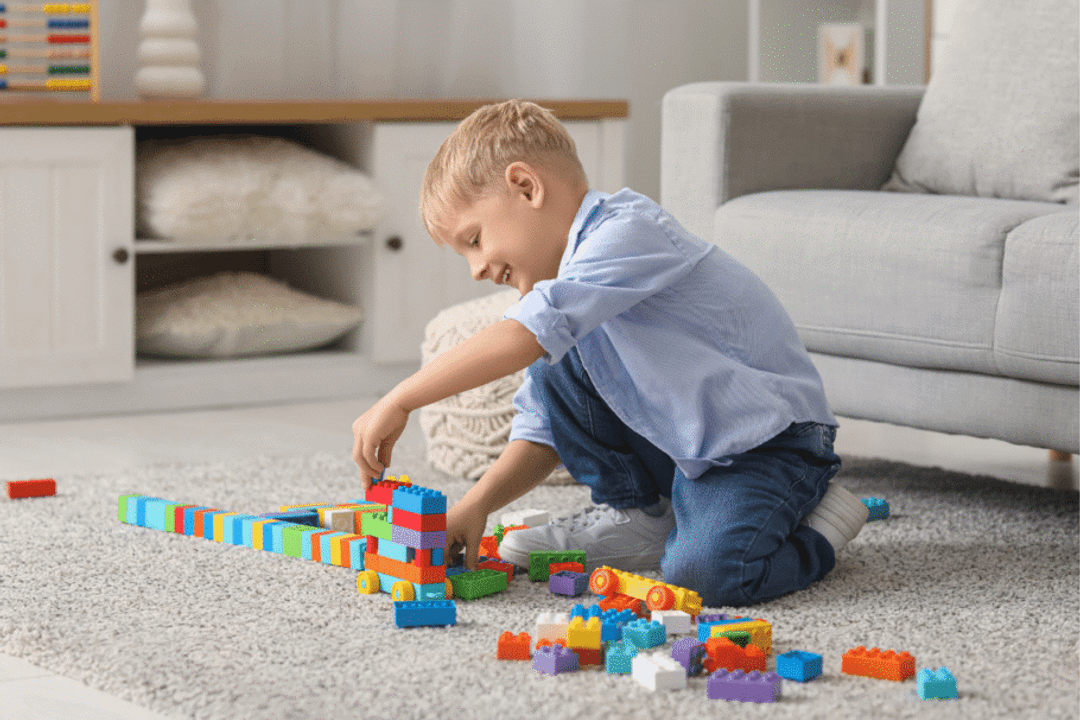 Blocos, massinha, materiais de desenho, fantasias e objetos de faz de conta podem assumir funções diferentes e dão à criança autonomia para brincar (Imagem: Pixel-Shot | Shutterstock)