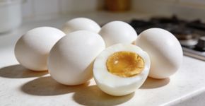Como cozinhar ovos para que descasquem facilmente: um truque secreto para a vida