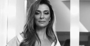 Aos 50 anos, Mônica Martelli posa de biquíni e exibe corpão