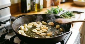 Por que refogar o alho em fogo baixo antes de adicionar qualquer outro ingrediente ao molho: uma etapa que evita o amargor e desenvolve um sabor muito mais profundo