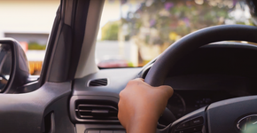 Afinal, pode tirar uma mão do volante enquanto dirige?