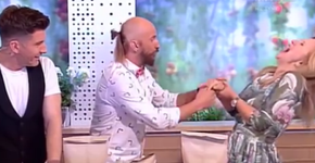 [VÍDEO] Truque de mágica perfura mão de apresentadora de TV