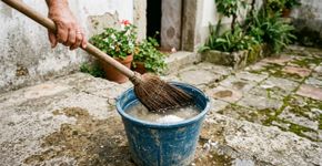 Por que você deve molhar a vassoura na água com sal antes de varrer o quintal