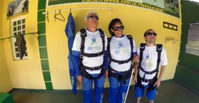 ONG leva portadores de deficiência a salto de paraquedas