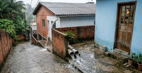 Morador percebeu que toda chuva forte terminava com o quintal alagado, seguiu o caminho da água e descobriu que uma obra feita na casa ao lado havia mudado justamente o ponto onde tudo desaguava