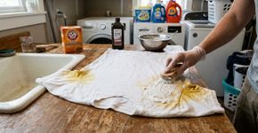 Como remover manchas amarelas das axilas das camisas brancas (e como evitar que elas voltem a aparecer)