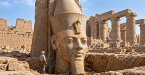 2 estátuas gigantes de Ramsés II, uma usando uma coroa dupla, descobertas por homens no Egito
