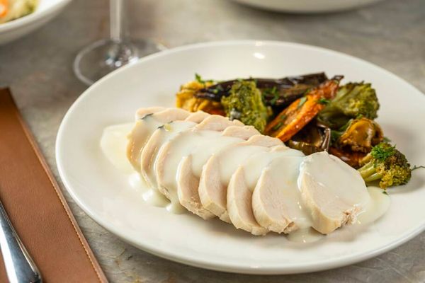 Pollo Arrosto (R$ 65), de peito de frango com legumes grelhados e emulsão de limão-siciliano