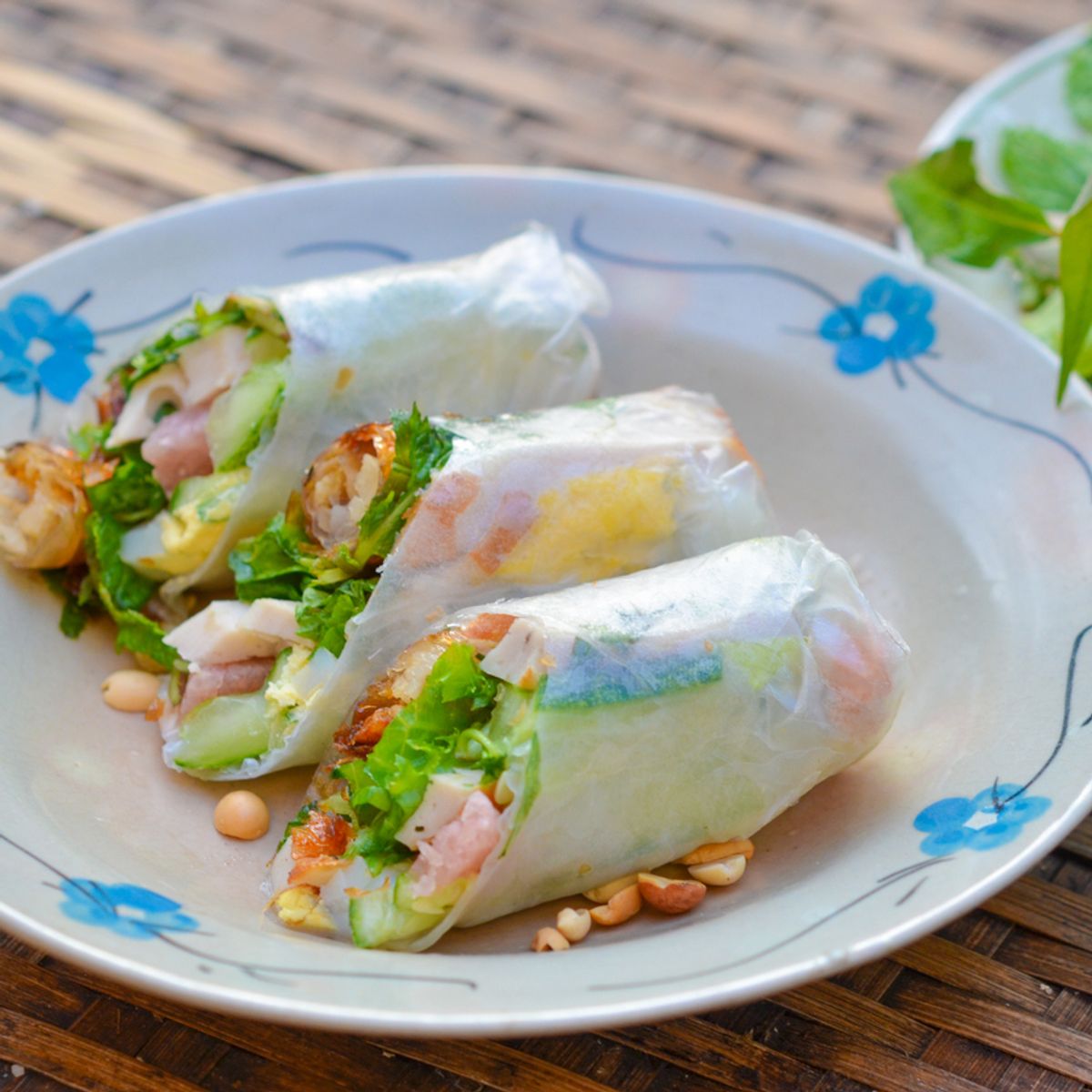 Aprenda wrap de folha de arroz com legumes e molho de amendoim e surpreenda no almoço