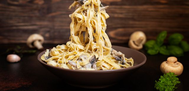 Macarrão cremoso com cogumelos de dar água na boca!