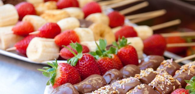 Faça espetinhos de frutas, uma sobremesa fácil que parece gourmet