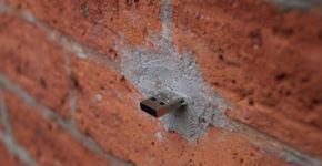 Artista espalha misteriosas entradas USB pela cidade de Nova Iorque
