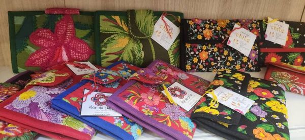 Peças criadas pelas mulheres do proeto Ateliê das Chiteiras — Flor de Chita
