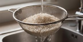 Nem lavado demais, nem direto da panela: a forma correta de preparar arroz para manter seus minerais