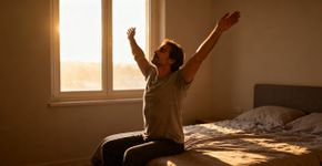 Seu corpo acorda travado e existe um truque simples pra resolver