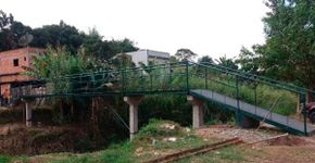 Cansados de esperar, moradores constroem com R$ 5 mil ponte orçada em R$ 270 mil no RJ