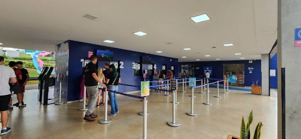 Área das bilheterias da Vista de uma das cabines da roda-gigante Yup Star Foz