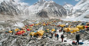 Milhares de pessoas vivem sobre a geleira Khumbu durante a temporada do Everest; estudo calcula que o calor de combustíveis e urina pode derreter cerca de 2.492 toneladas de gelo e neve