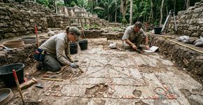 Arqueólogos encontraram um tabuleiro maia de 1.500 anos construído diretamente no piso de uma casa rica como se fosse parte da decoração