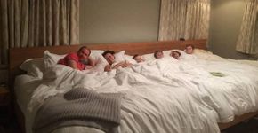 Este casal dorme com os 4 filhos em cama de 5 metros