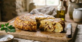 Para uma omelete de batata suculenta, o segredo é caramelizar 150 gramas de cebola previamente