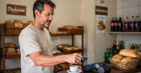 Usar o cartão de crédito para compras pequenas do dia a dia pode parecer inofensivo, mas vira uma armadilha no fim do mês
