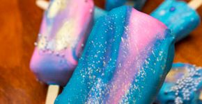 Prepare um picolé galáxia com cobertura ‘espacial’ de chocolate
