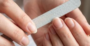 Como fazer as unhas crescerem com aparência saudável usando óleo natural por apenas 3 minutos ao dia