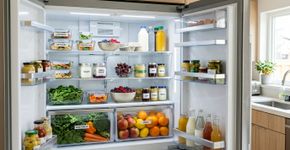 A geladeira está tão cheia que nada parece gelar direito: deixar espaço entre os alimentos ajuda o ar frio a circular pelas prateleiras