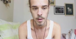 Jovem cria canal no YouTube para relatar como é viver com HIV