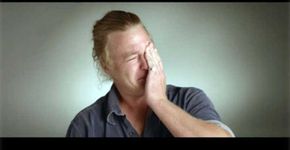 Campanha australiana contra suicídio estimula homens a chorar