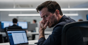 O que seu corpo tenta te dizer quando o olho treme sem parar durante o trabalho