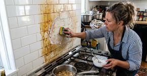 Especialistas em limpeza concordam: “Para remover a gordura grudada dos azulejos da cozinha, a chave está em usar esta mistura.”