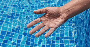 Por que os nossos dedos ficam enrugados quando entramos na piscina