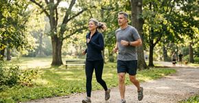 Caminhar todos os dias ajuda, mas depois dos 50 anos o corpo também se beneficia de reservar dois dias da semana para exercícios de força