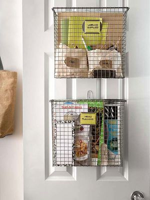 Adicione caixas de armazenamento nas portas para que o espaço não seja desperdiçado - Imagem: Better Homes Gardens - bhg.com