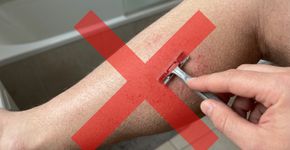 Passar a lâmina antes de entrar no banho parece mais prático, mas dermatologistas recomendam amolecer os pelos primeiro: o cuidado simples que pode tornar a depilação menos agressiva