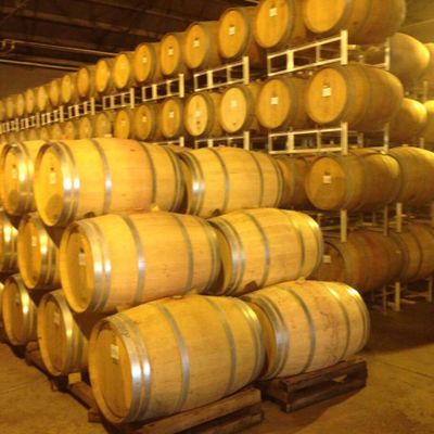 O vinho é então levado para barris de carvalho, mas existem produtos mais simples que não tem contato com a madeira. 