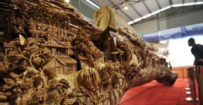 Chinês transforma tronco de árvore em escultura enorme e detalhada