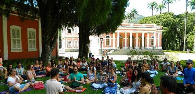 Rolé zen: todo sábado tem aula de meditação 0800 no Rio