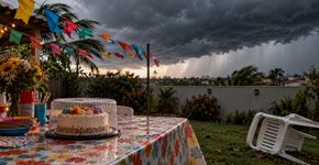 Família organiza uma festa de aniversário no quintal, vê o céu escurecer minutos antes dos convidados chegarem e transforma a garagem improvisada numa comemoração que acaba durando até depois da chuva
