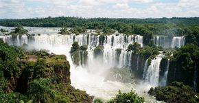 Quase 3 quilômetros de quedas-d’água, paredões com desníveis de até 80 metros e uma paisagem moldada por processos vulcânicos há cerca de 500 milhões de anos: o parque paranaense de quase 170 mil hectares que protege as Cataratas do Iguaçu