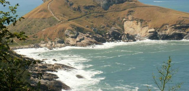 Trilha baratinha leva à Praia do Perigoso e Pedra da Tartaruga