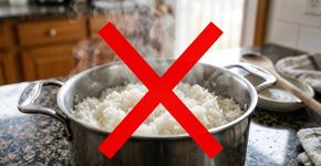 Deixar o arroz cozido horas em cima do fogão é comum no Brasil, mas nos Estados Unidos a orientação é outra: as sobras devem ir para a geladeira em até 2 horas e, de preferência, em recipientes rasos